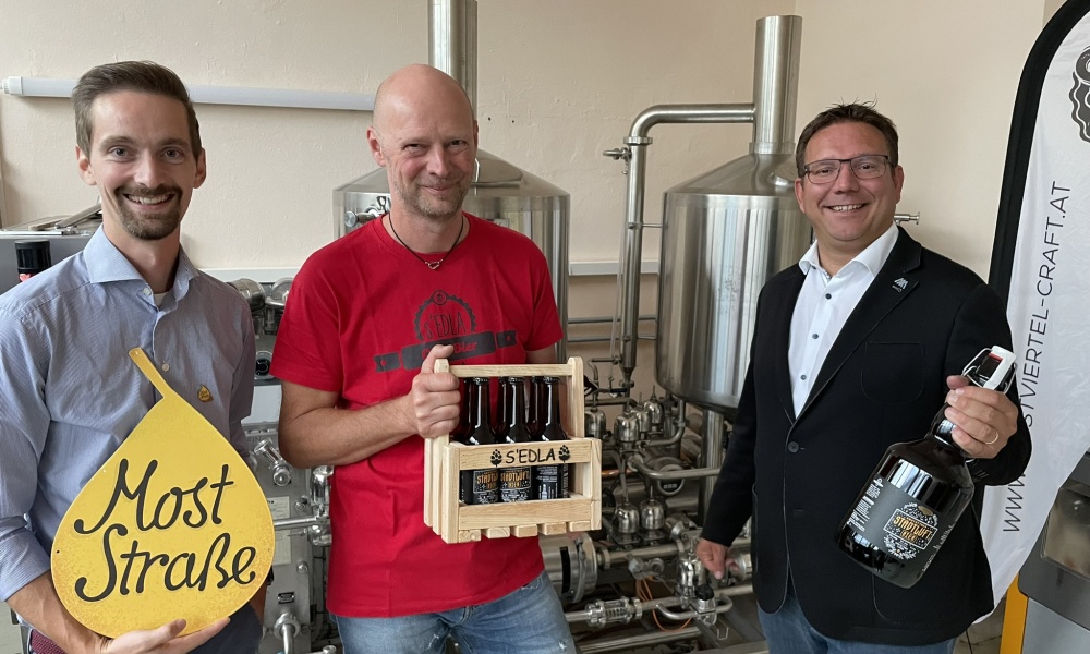 ©Moststraße Bürgermeister Christian Haberhauer und Moststraße-Projektleiter Hannes Schoberberger gratulieren Joachim Schnabel zum 10. Jubiläum von s’Edla Craft Bier