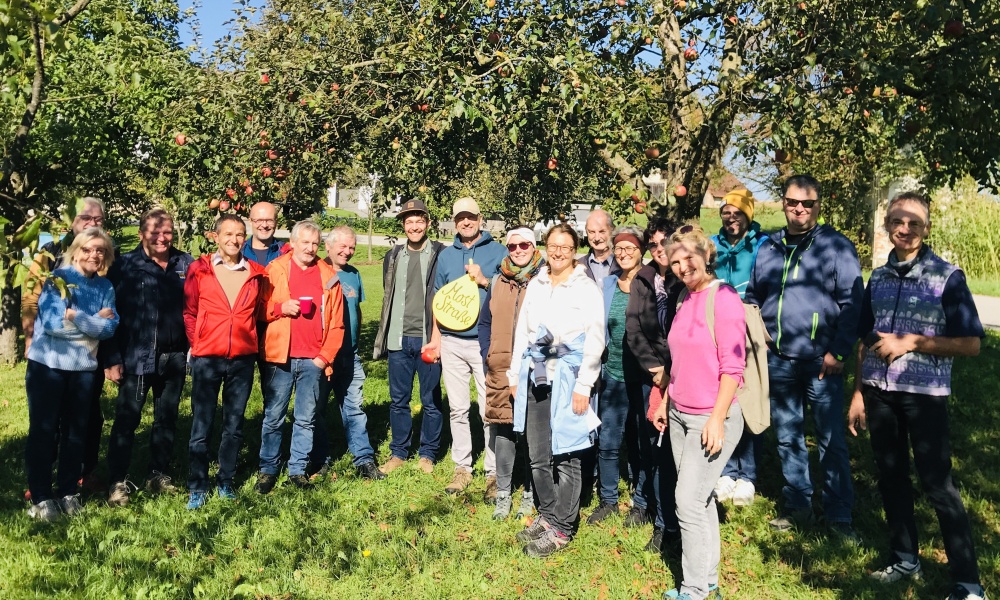 ©Moststraße; Zahlreiche Teilnehmer und Teilnehmerinnen erkundeten gemeinsam mit den Pomologinnen Martina Schmidthaler und Gerlinde Handlechner über 100 unterschiedlichen Sorten bei Familie Tempelmayr.